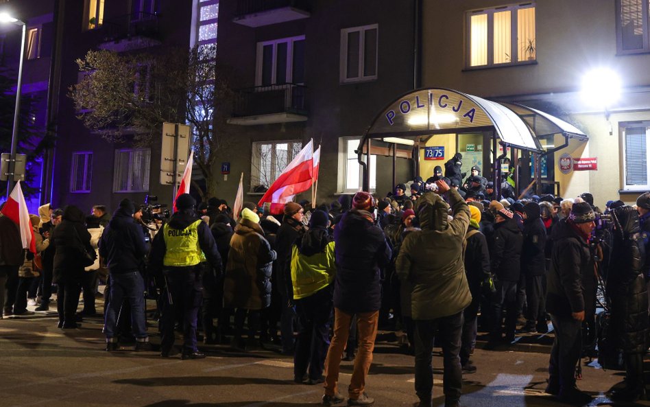 Protest przed aresztem w Warszawie do którego trafił Kamiński i Wąsik