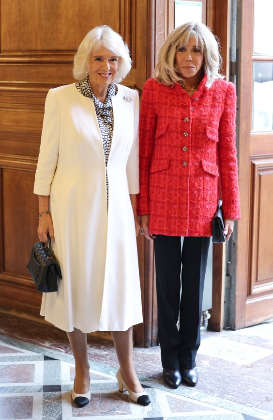 Brigitte Macron (po prawej) w tweedowej marynarce z domu mody Chanel na spotkaniu z królową Kamilą (