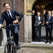 Nowy premier Holandii Dick Schoof (po prawej) macha do byłego premiera Marka Rutte (po lewej) wyjeżd