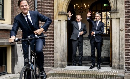 Nowy premier Holandii Dick Schoof (po prawej) macha do byłego premiera Marka Rutte (po lewej) wyjeżd