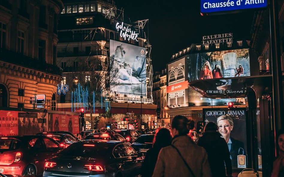 We Francji po zamknięciu sklepu trzeba będzie wyłączyć neon z marką sieci, a zimą temperatura w środ