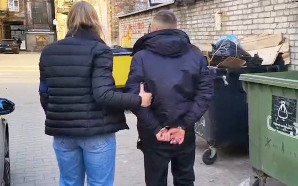 Mężczyzna został przewieziony do policyjnej celi, gdzie oczekuje na dalsze decyzje prokuratury