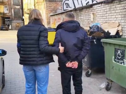 Mężczyzna został przewieziony do policyjnej celi, gdzie oczekuje na dalsze decyzje prokuratury