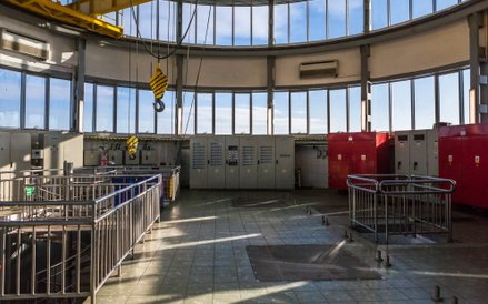 Hala główna. Po prawej transformatory (czerwone).