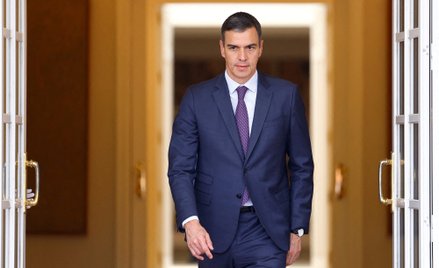 Konserwatyści i Vox zbliżają się do większości. Premier Sánchez stawia wszystko na jedną kartę