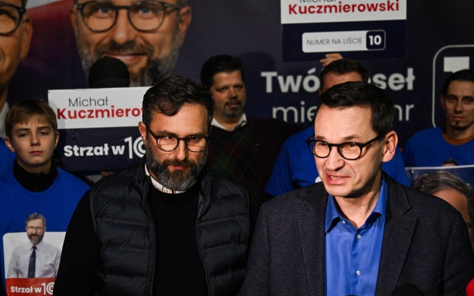 Premier Mateusz Morawiecki (P) i prezes Rządowej Agencji Rezerw Strategicznych (RARS) Michał Kuczmie