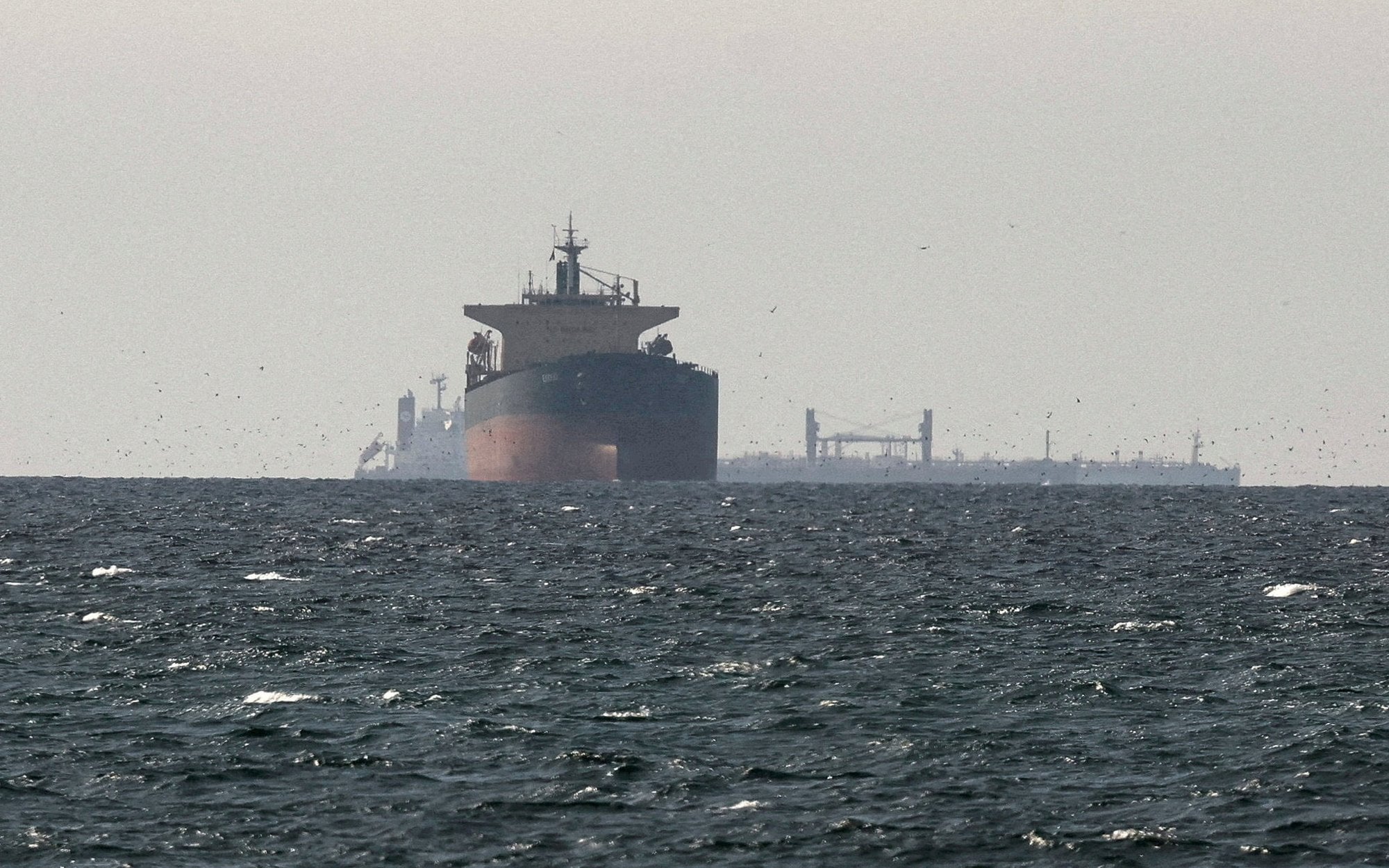 Iran warns against interference in the Strait of Hormuz. Fighting continues despite the agreement