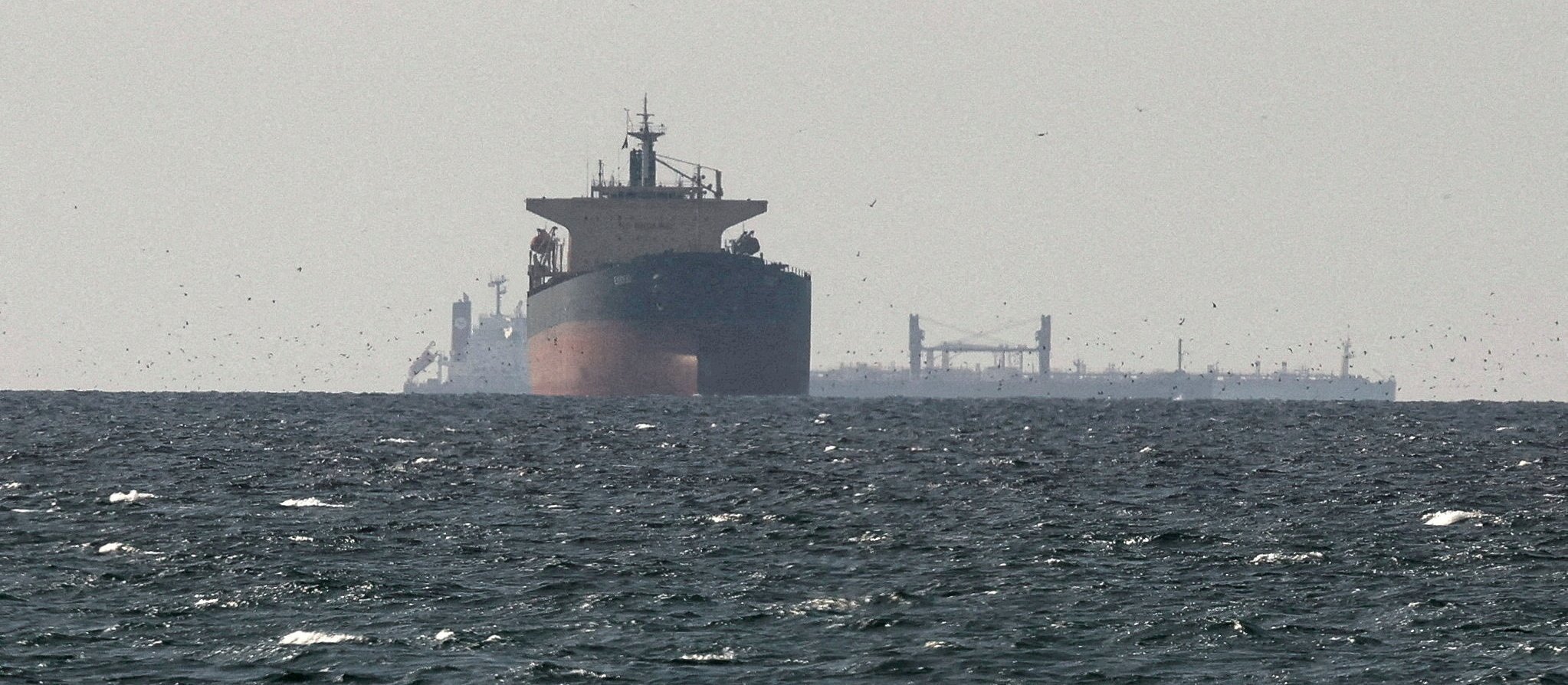 Iran warns against interference in the Strait of Hormuz. Fighting continues despite the agreement