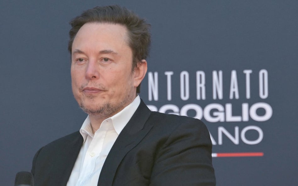 Elon Musk, prezes Tesli, mógł się pochwalić solidnym wzrostem kursu jej akcji w 2023 r. Od początku 