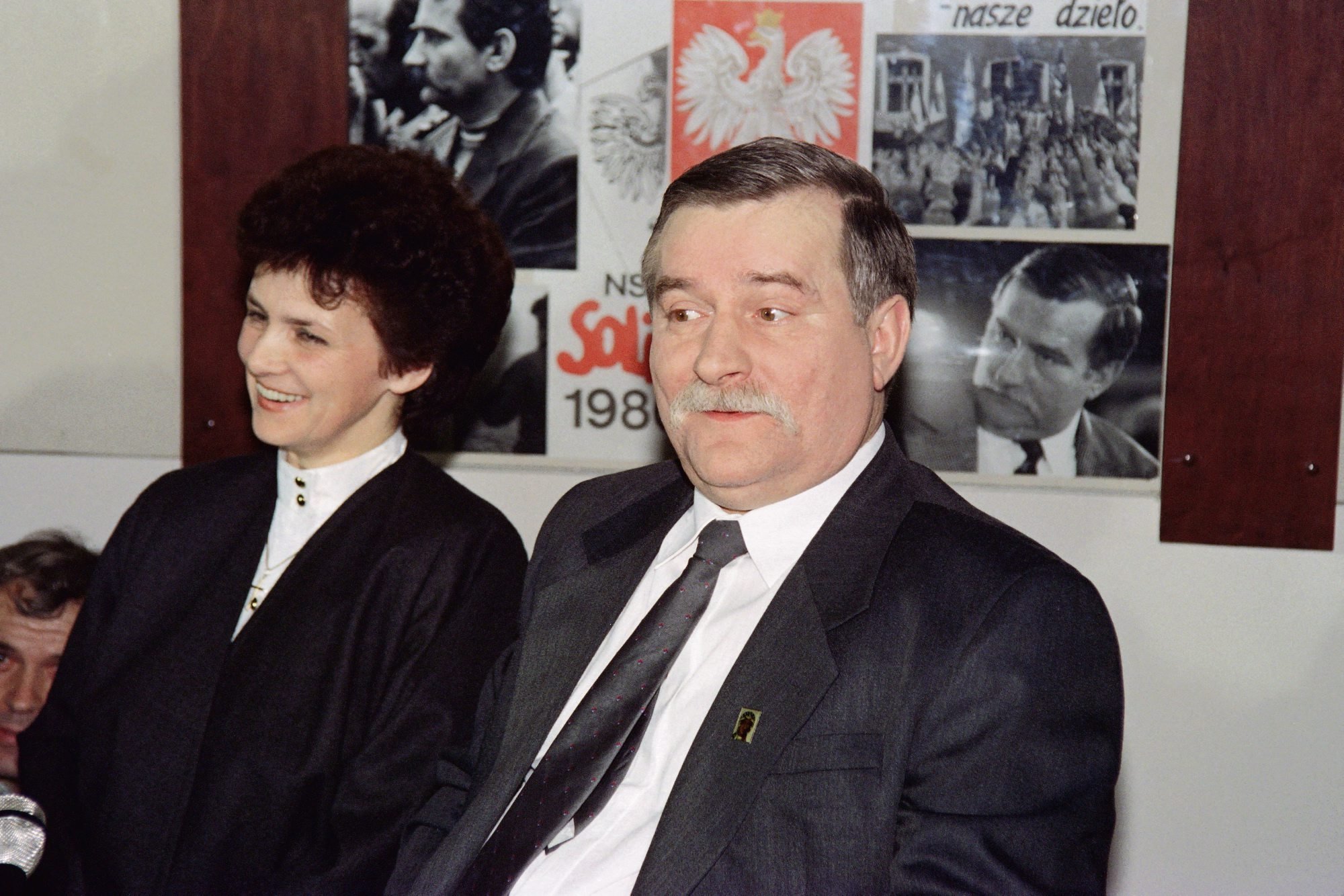1990. Język odbudowy