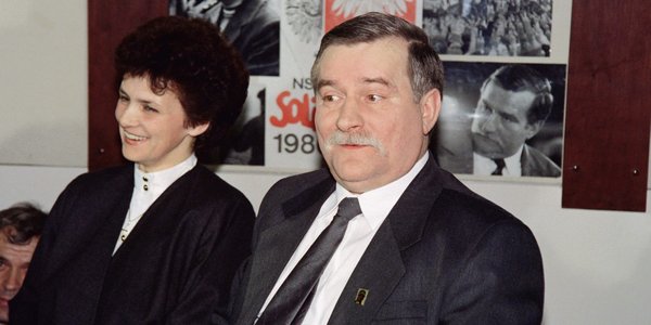 1990. Język odbudowy