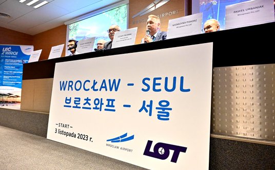 W ogłoszeniu połączenia do Seulu wzięli udział Przemysław Myszakowski, wiceprezes Portu Lotniczego W