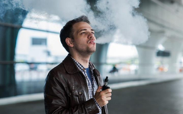 Palenie elektronicznych papierosów pomaga wyjść z nałogu