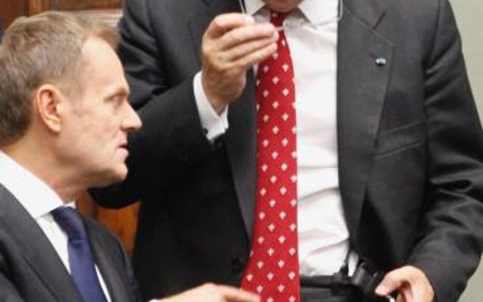 Donald Tusk i Radosław Sikorski teraz mówią twardo o wraku