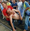 Podczas starć kupców z policją i ochroniarzami pogotowie musiało udzielić pomocy ponad 100 osobom