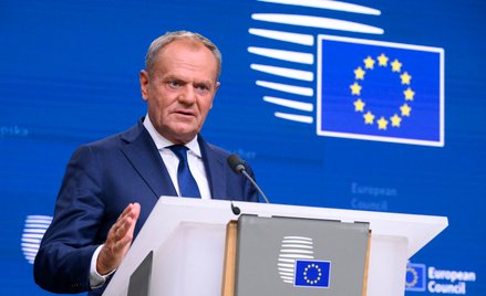 Premier Polski Donald Tusk wygłasza konferencję prasową po sesjach roboczych Rady Europejskiej w Bru