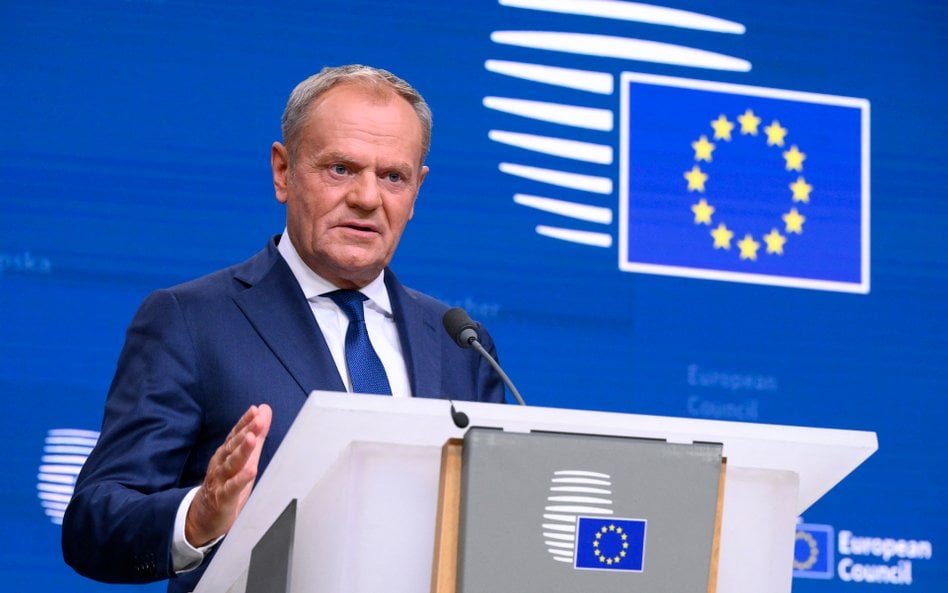 Premier Polski Donald Tusk wygłasza konferencję prasową po sesjach roboczych Rady Europejskiej w Bru