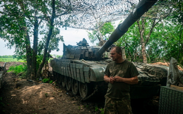 Członkowie ukraińskiej armii podczas naprawy czołgu w pobliżu linii frontu w kierunku Doniecka