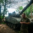 Członkowie ukraińskiej armii podczas naprawy czołgu w pobliżu linii frontu w kierunku Doniecka