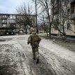 Ukraiński żołnierz na ulicach miasta na wschodzie Ukrainy