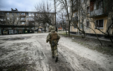 Ukraiński żołnierz na ulicach miasta na wschodzie Ukrainy