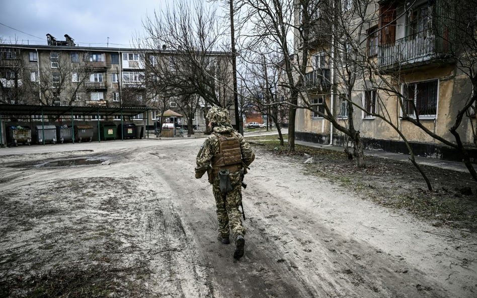 Ukraiński żołnierz na ulicach miasta na wschodzie Ukrainy