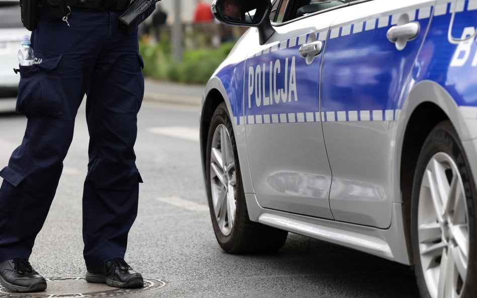 Stołeczna policja uratowała mężczyznę, który w centrum Warszawy upadł z dużej wysokości