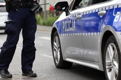 Stołeczna policja uratowała mężczyznę, który w centrum Warszawy upadł z dużej wysokości