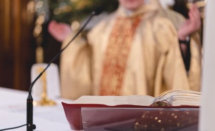 Proboszcz molestował ministranta. Sąd: kuria zapłaci ponad milion złotych