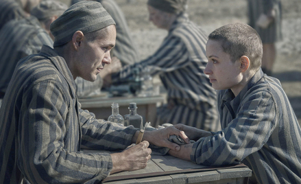 W „Tatuażyście z Auschwitz” pasiaki więźniów są czyste, podobnie jak rany, które rzadko zagrażają ży