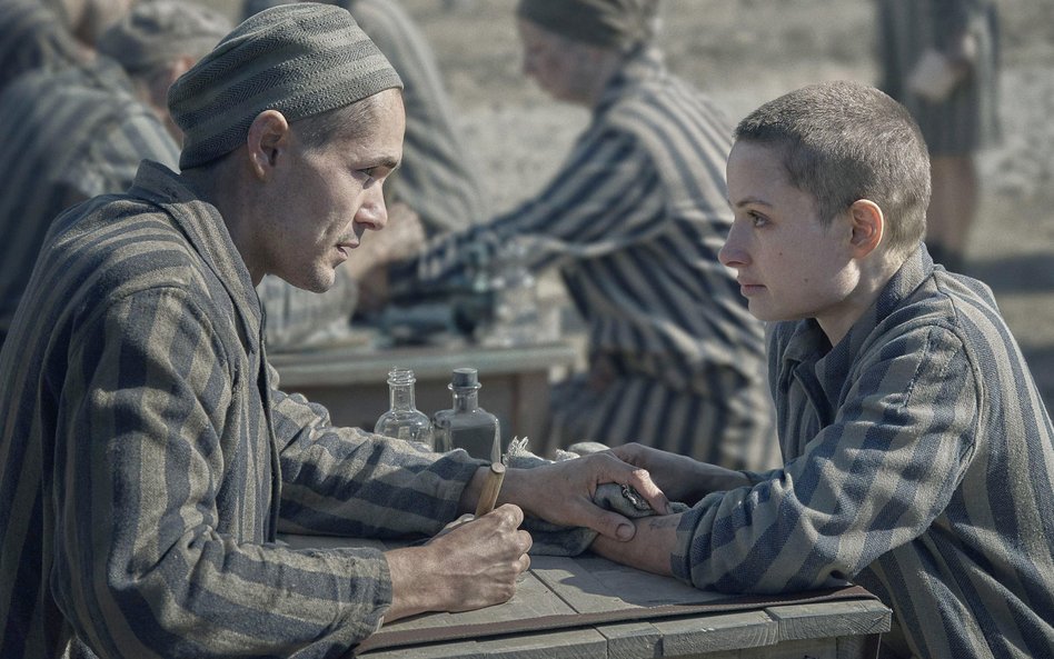 W „Tatuażyście z Auschwitz” pasiaki więźniów są czyste, podobnie jak rany, które rzadko zagrażają ży