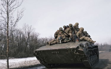 Ukraińscy żołnierze na drodze w pobliżu Bachmutu