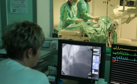 Prawie wszyscy pacjenci trafiający na stół hemodynamiczny po zawale serca mają choroby przyzębia (na