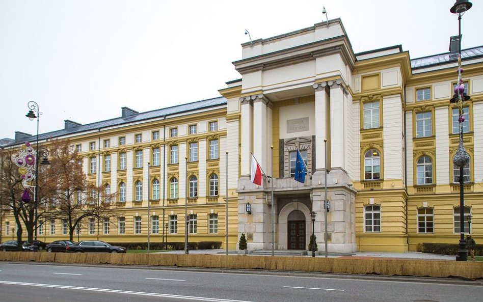 Co najmniej 2,5 tys. urzędników administracji rządowej straci pracę