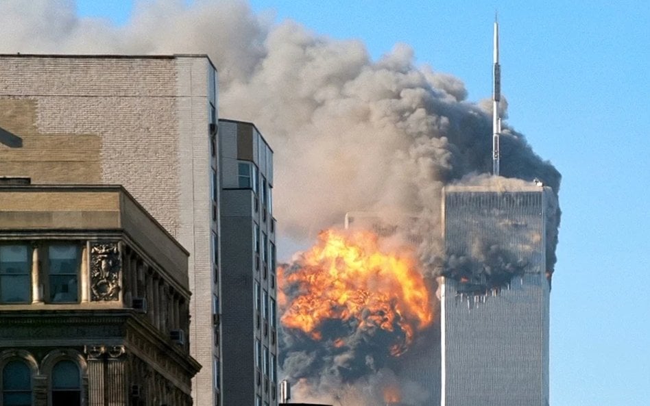 Południowa wieża World Trade Center krótko po uderzeniu samolotu linii United Airlines, wykonującego