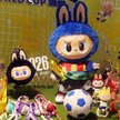 Zabawki z serii Labubu x FIFA World Cup w sklepie w Szanghaju.