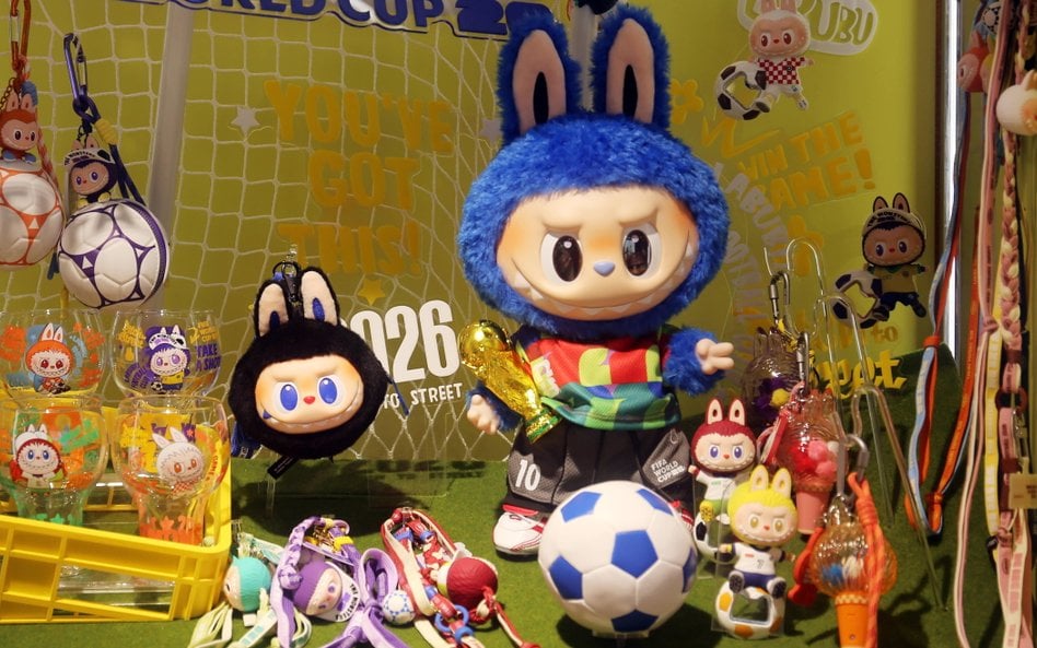 Zabawki z serii Labubu x FIFA World Cup w sklepie w Szanghaju.
