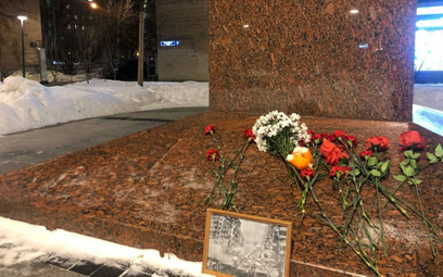 Kwiaty pod pomnikiem Łesi Ukrainki w Moskwie