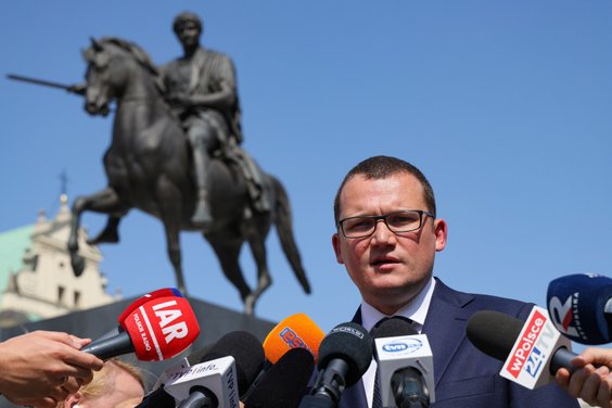 Szef gabinetu prezydenta Paweł Szefernaker podczas konferencji prasowej przed Pałacem Prezydenckim p