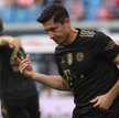 Robert Lewandowski cieszy się z bramki w meczu z RB Lipsk