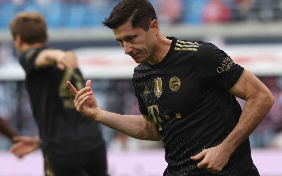 Robert Lewandowski cieszy się z bramki w meczu z RB Lipsk