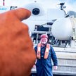 Arthur Loibl, były pasażer Titana, na tle miniaturowej łodzi podwodnej należącej do firmy OceanGate 