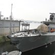 Mały okręt rakietowy Grad opuszcza na holu stocznię w drodze na Baltyk, zwraca uwagę demontaż górnyc