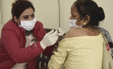 Koronawirus. Rząd otwiera baseny, więcej osób w kinach