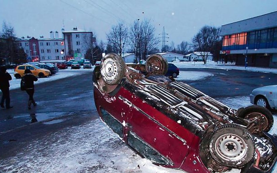 Nie ma obowiązku wymiany opon na zimowe, ale w razie wypadku ubezpieczyciele mogą zarzucić kierowcy 