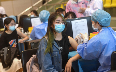 COVID-19: Chiny podały w jeden dzień 9,6 mln szczepionek