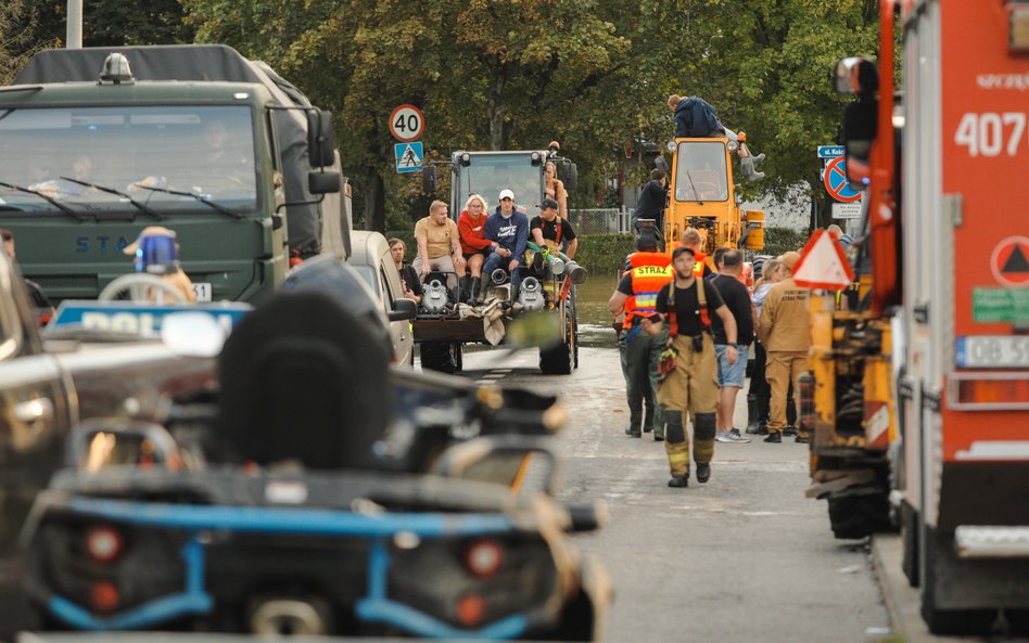 Służby pomagają osobom dotkniętym przez powódź