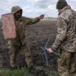 Ukraińscy żołnierze rozstawiają terminal Starlink w rejonie Pokrowska