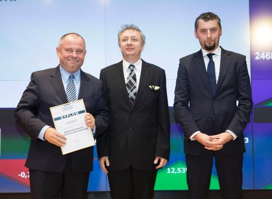 ?Prof. Alojzy Nowak, dziekan Wydziału Zarządzania Uniwersytetu Warszawskiego, z dyplomem za zajęcie 