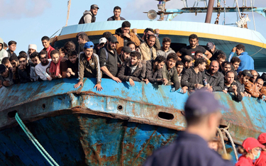 Jednym z problemów, przed którymi stoi Unia Europejska, jest kryzys migracyjny. Na zdjęciu: łódź z u